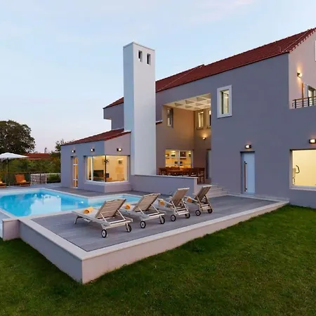 Villa Luxurious With Heated Pool And Mountain View *