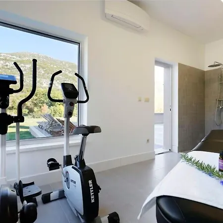 Luxurious With Heated Pool And Mountain View Villa Zupa
