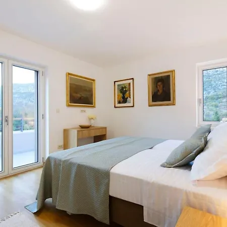 Villa Luxurious With Heated Pool And Mountain View