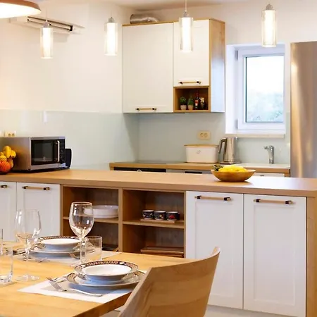 Luxurious With Heated Pool And Mountain View Villa Zupa